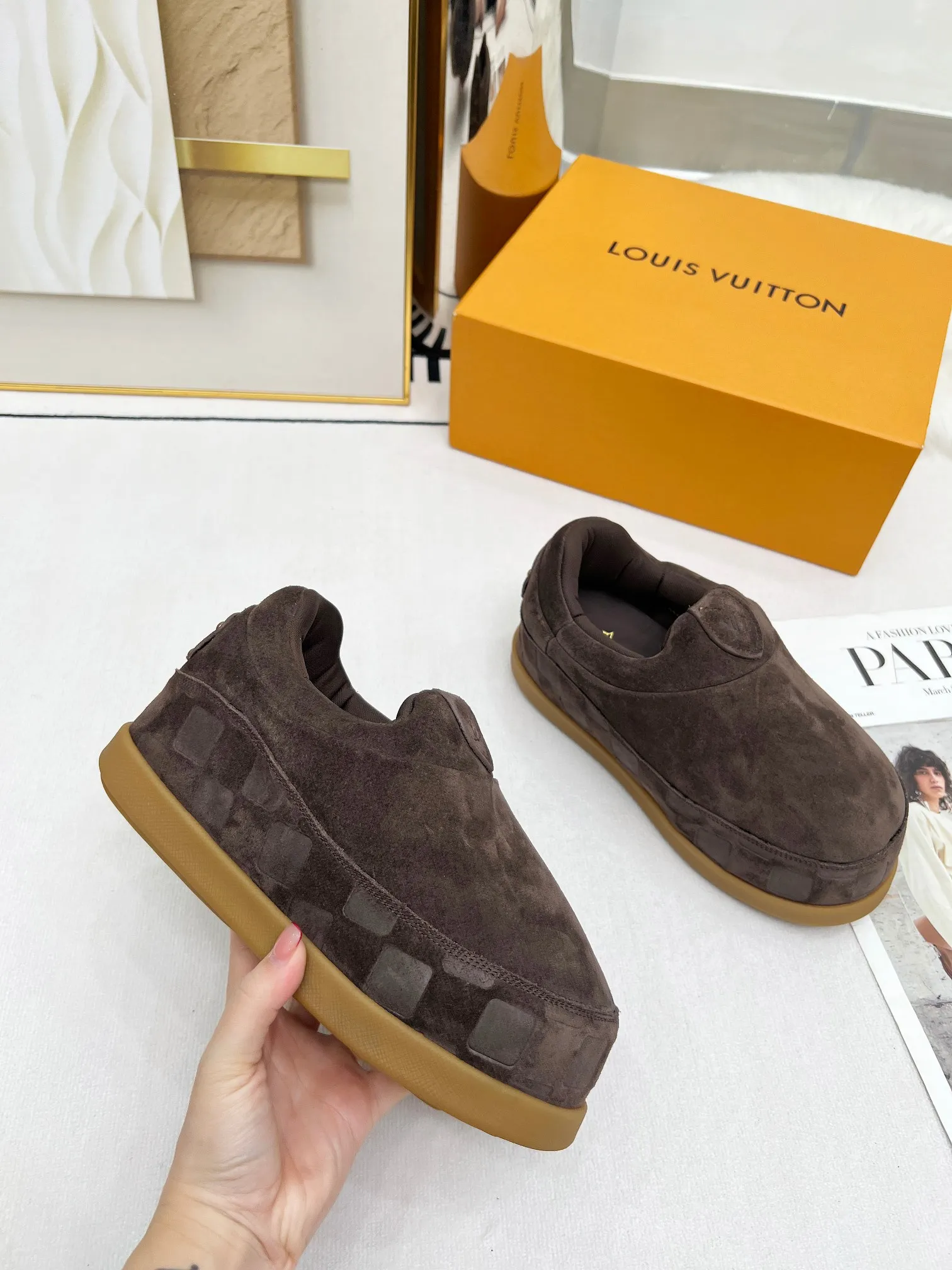 👟👟Ex-factory price 660👟👟 louis vuitton (Louis Vuitton/lv)🔍Autumn and winter~Ugly little chubby, new shoe style YETI🔥🔥🔥🔥 Super street-style bread shoes are here! ! ! Chubby is so cute~💞 What a great tool for showing off slim legs! The inner height is increased by 5 cm, the legs are longer and thinner, and the beef tendon bottom is super comfortable, suitable for couples 💞💞💞💞 Fabric: imported high mercerized ox velvet embossed craftsmanship Number of yards: 35-45 yards (46🉑custom-made, non-returnable)